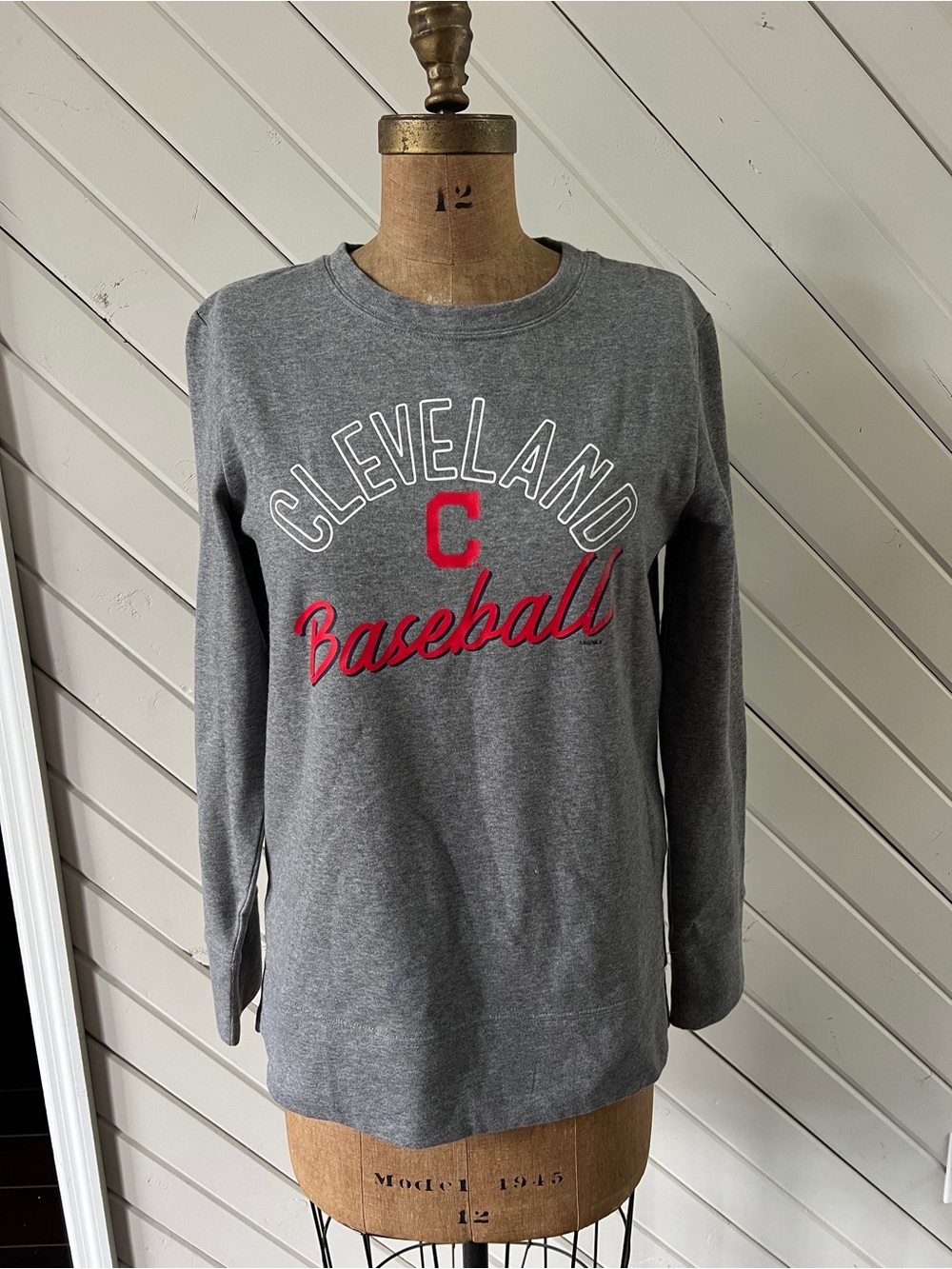 NWOT Cleveland Guardians MLB Gray Graphic Round Neck Pullover Sweatshirt Small